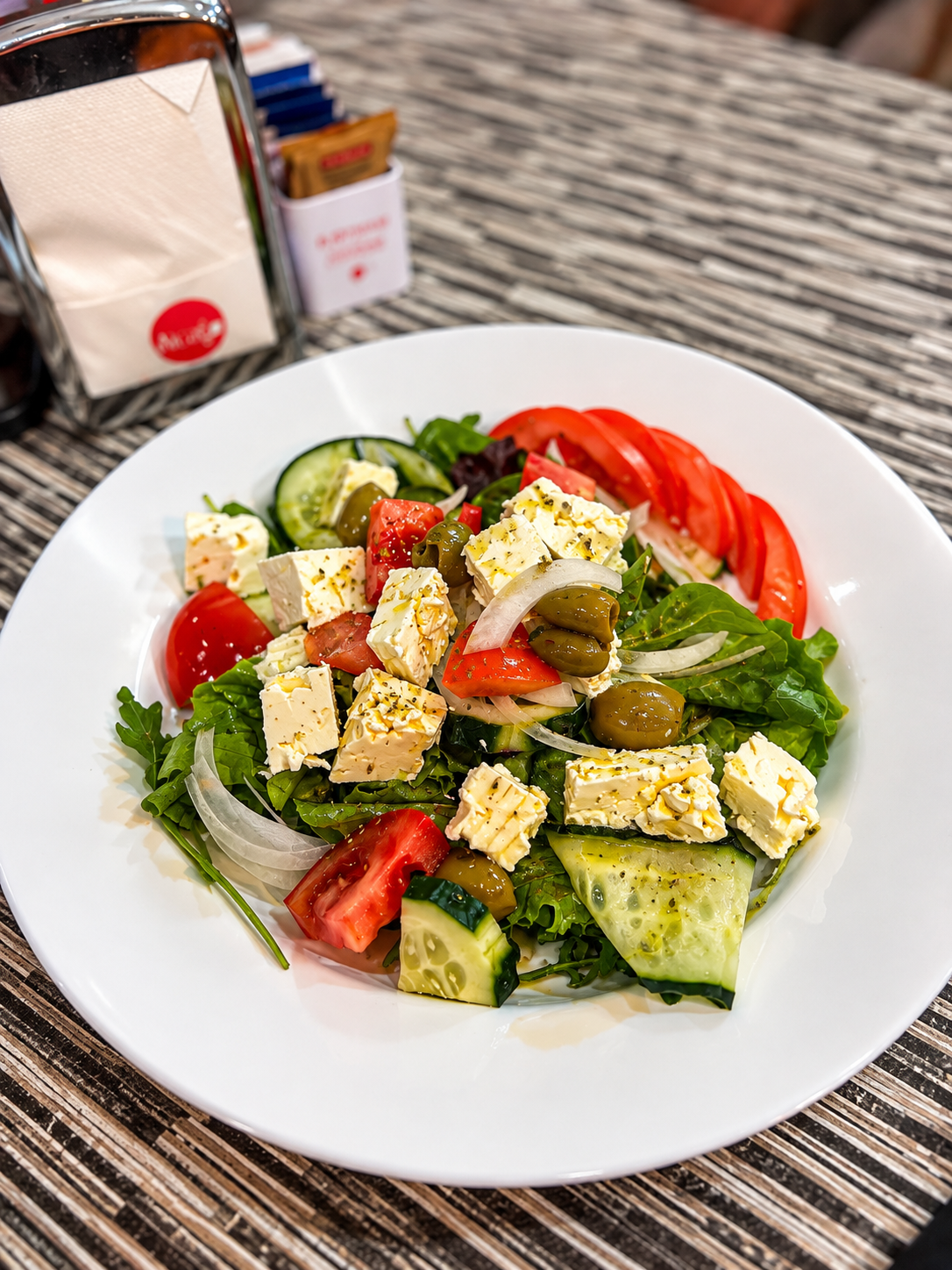 Insalata greca al tavolo del bistrot