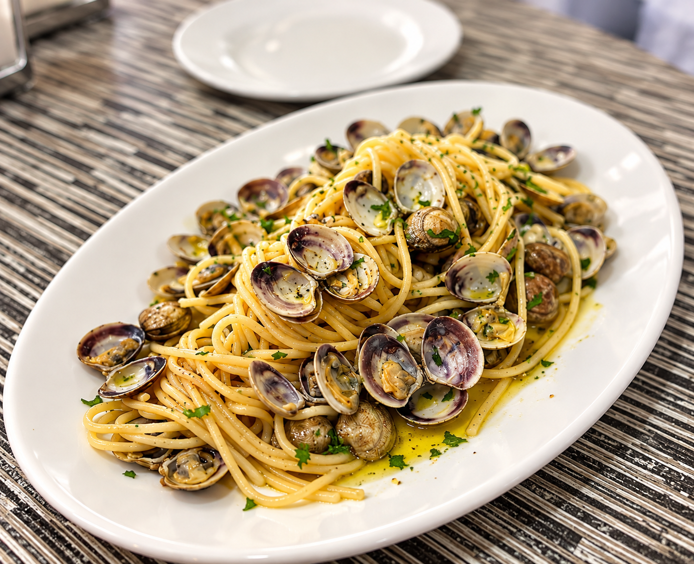 Spaghetti alle vongole con prezzemolo fresco